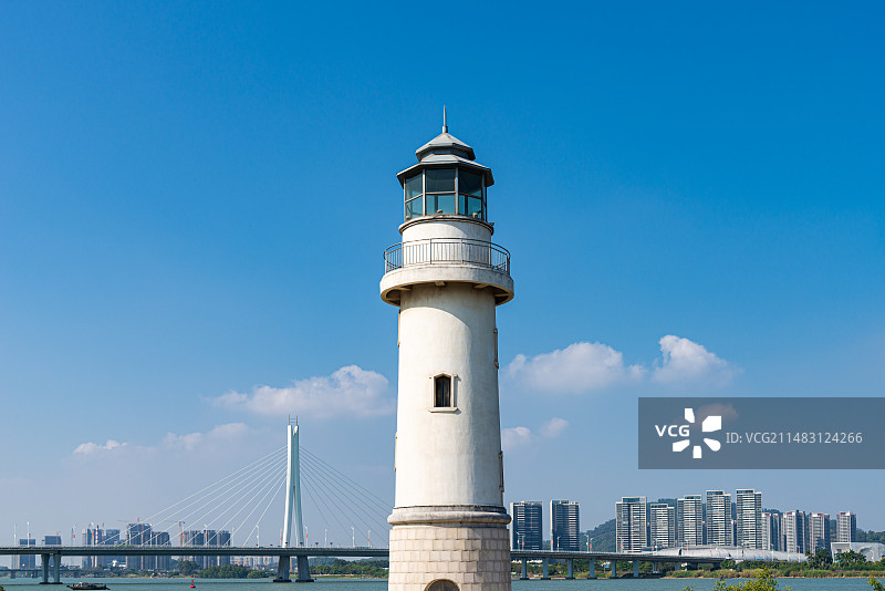 南沙明珠湾白色灯塔与凤凰一桥建筑风景图片素材
