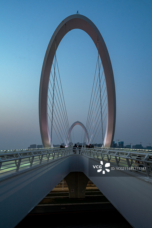 蓝调下的南京眼步行桥图片素材
