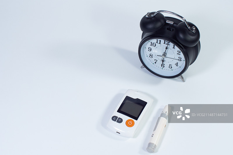 血糖测试按时吃药及时药物治疗图片素材