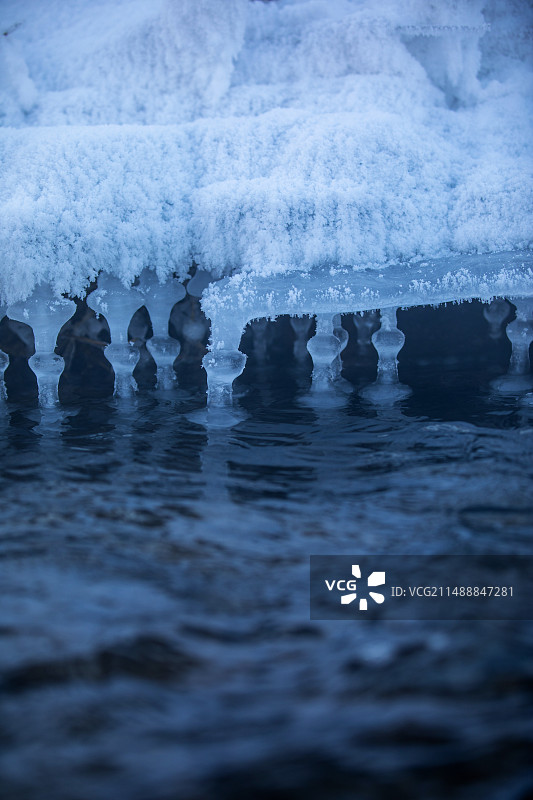 冬天河流里奇幻的冰柱图片素材