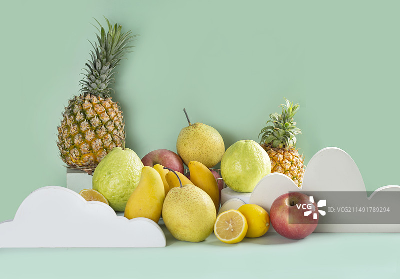 影棚拍摄绿底各种水果菠萝芒果芭乐图片素材