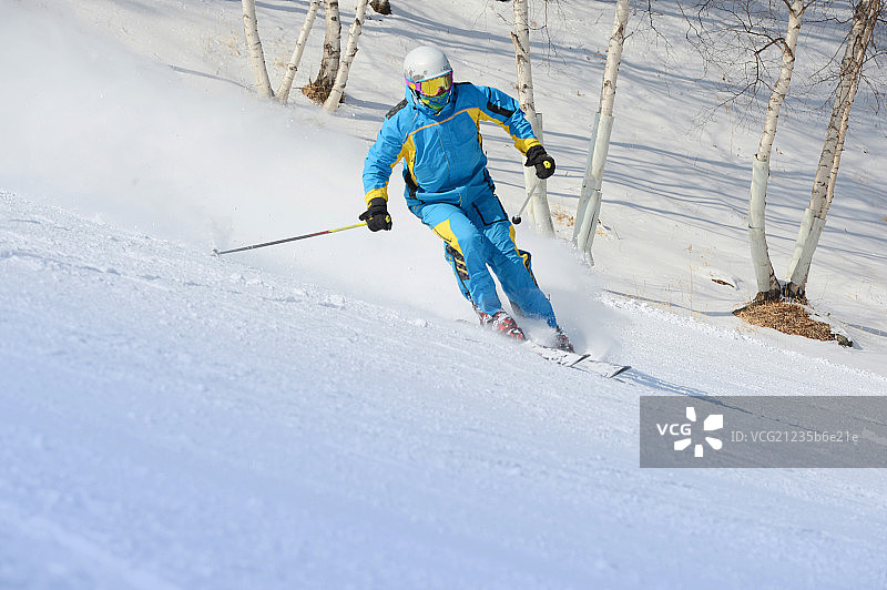 东方人滑雪图片素材