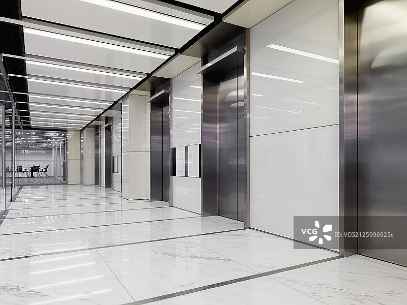 Elevators in spacious modern office图片素材