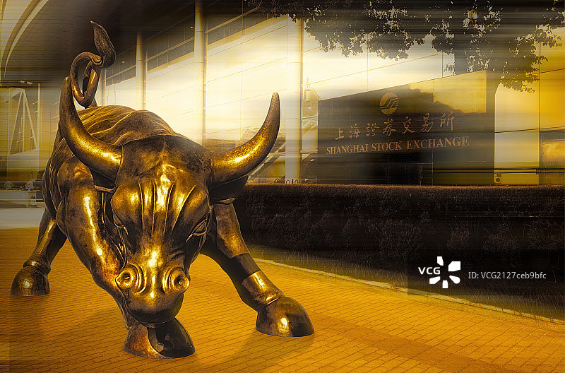 象征财富的铜牛和上海证券交易所大楼图片素材