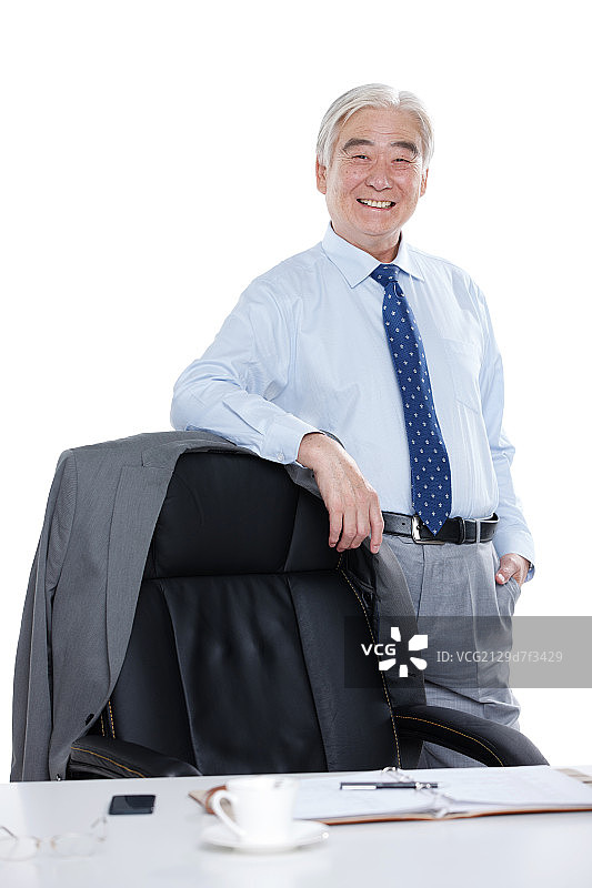 一个商务老年人斜靠在椅子上图片素材
