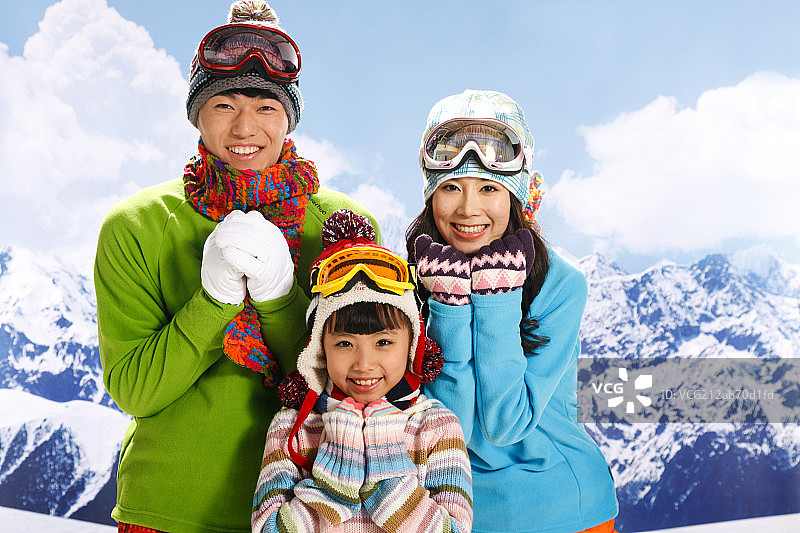 东方家庭在滑雪场图片素材