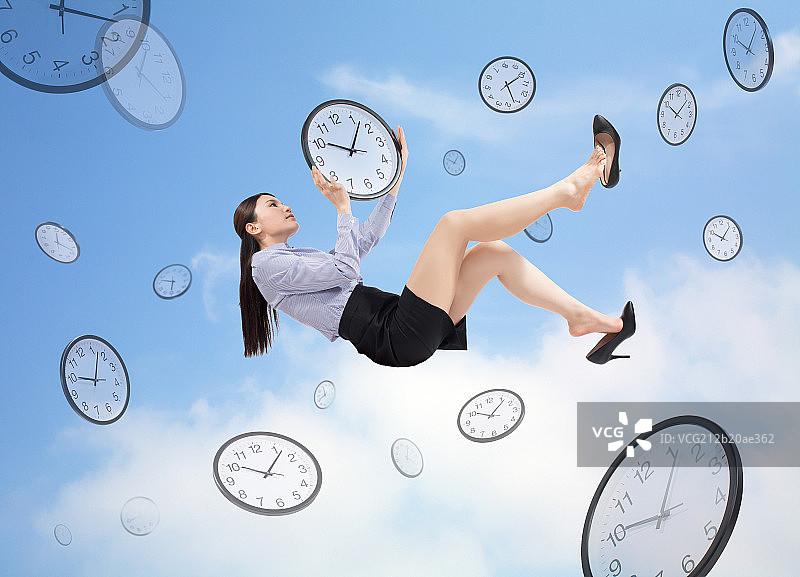 漂浮在空中的女性和钟表, 时间管理概念图片素材