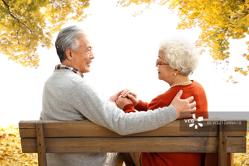 幸福的老年夫妇坐在长椅上图片素材