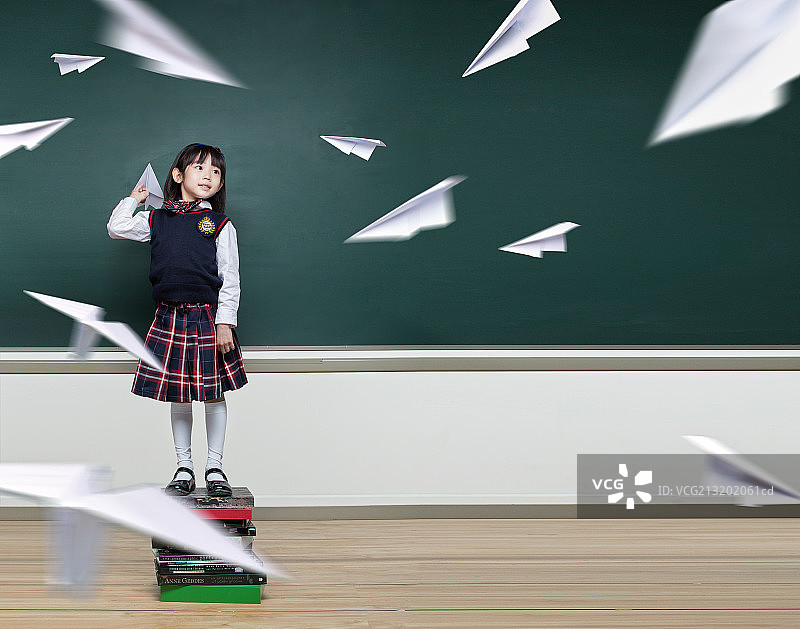 教室里扔纸飞机的小学生图片素材