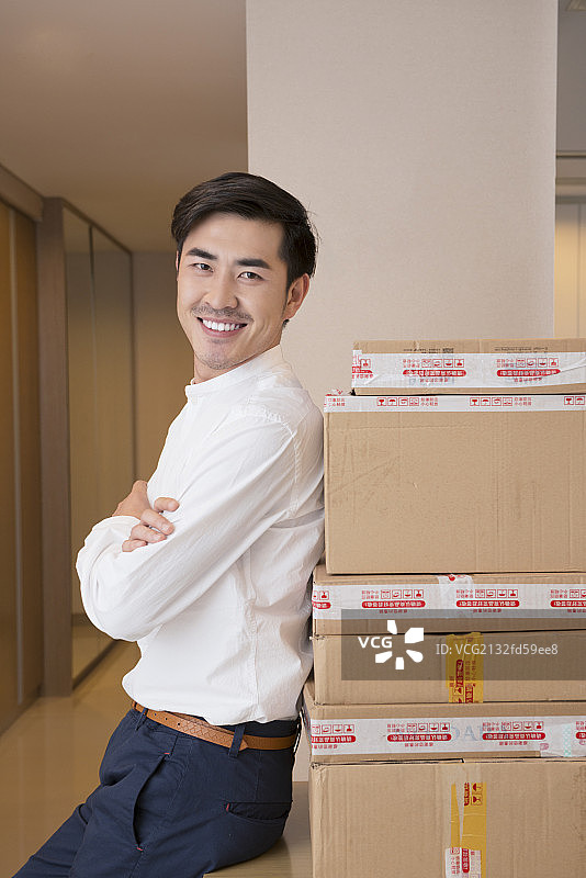 Online seller with boxes for shipping图片素材