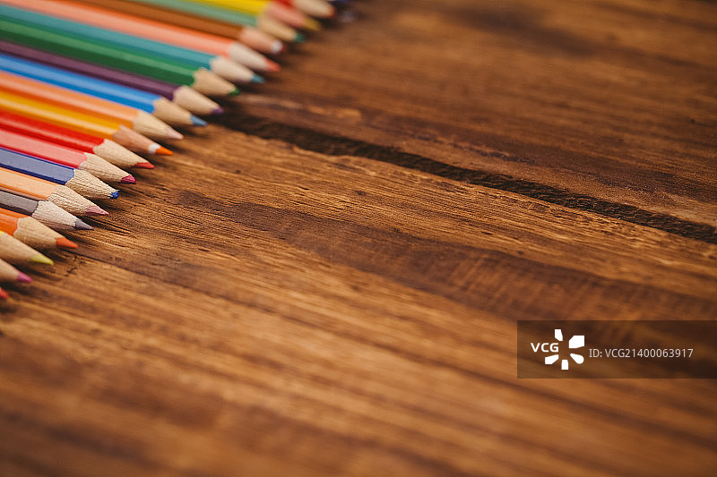 彩色铅笔在桌子上与复印空间拍摄在工作室图片素材
