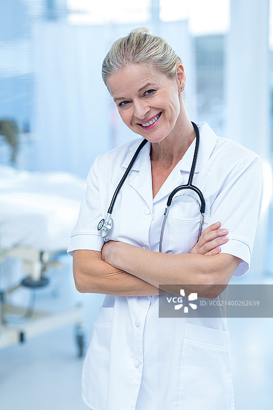 美丽的微笑医生站在病房双臂交叉图片素材