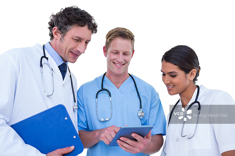 医生和护士在白色背景上使用笔记本电脑图片素材