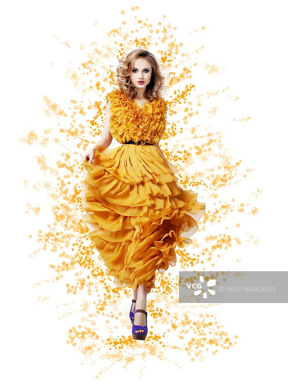 优雅优雅的闪亮女人在时尚的现代黄色春天的连衣裙图片素材