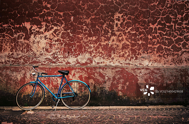 旧的复古自行车越过肮脏的墙图片素材