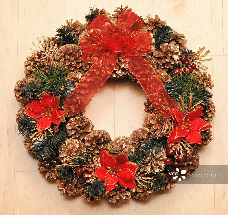 传统的圣诞花环的木制背景图片素材