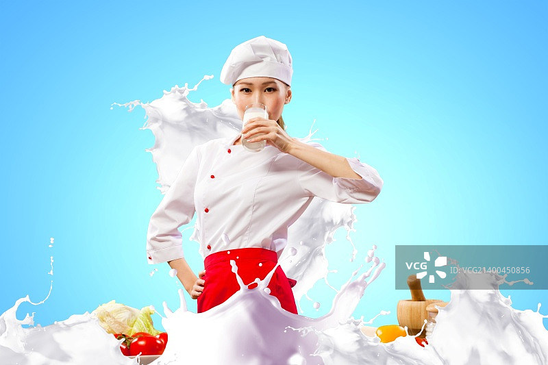 亚洲女厨师对牛奶溅在红色围裙颜色背景喝牛奶图片素材