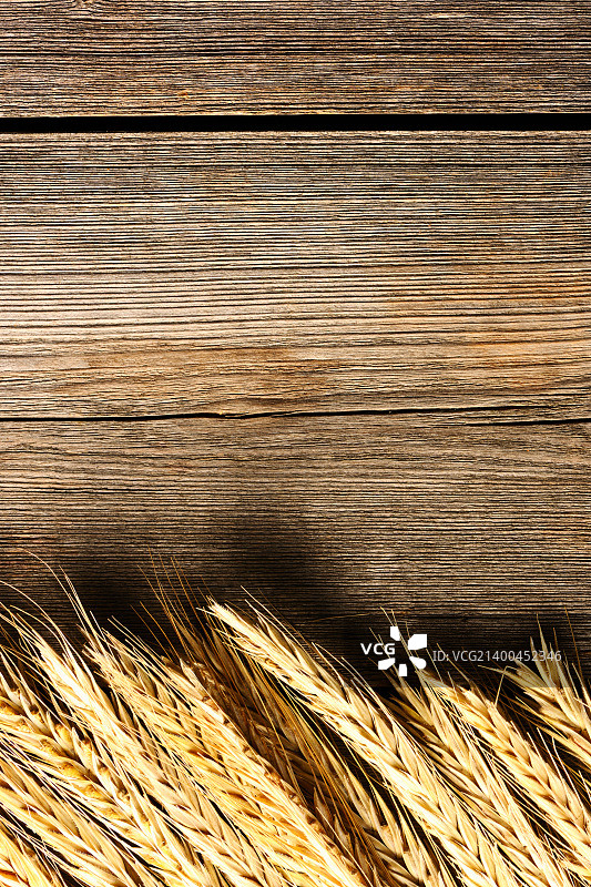 在木质背景上的黑麦小穗图片素材