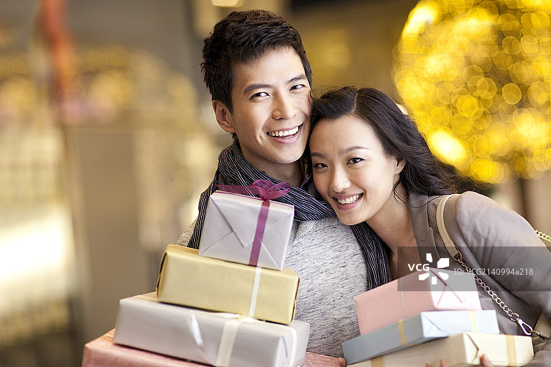 年轻情侣和礼物盒图片素材