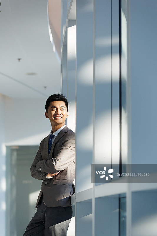 商务男人站在玻璃窗前图片素材