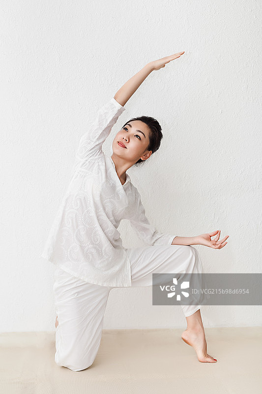 东方年轻女性瑜珈图片素材
