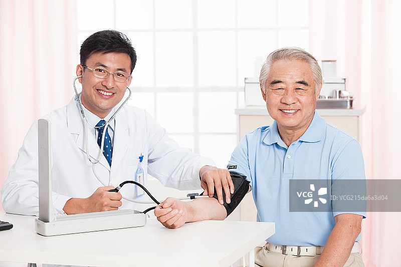 医生给老年人测量血压图片素材
