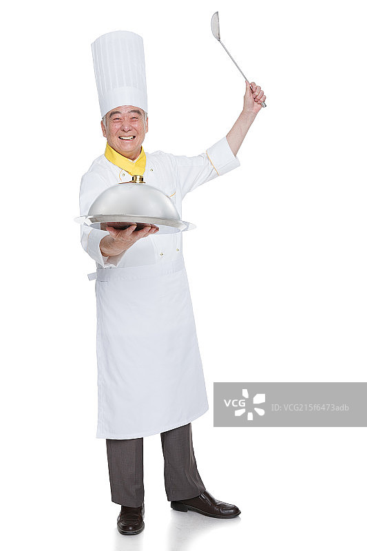 一个老年男人穿着厨师服拿着厨具图片素材