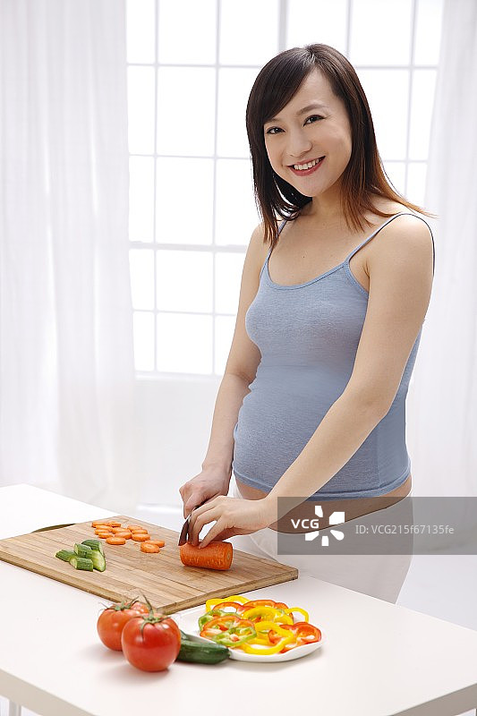 孕妇切菜做饭图片素材