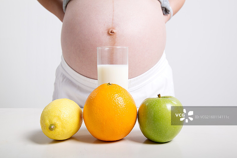 孕妇与水果图片素材