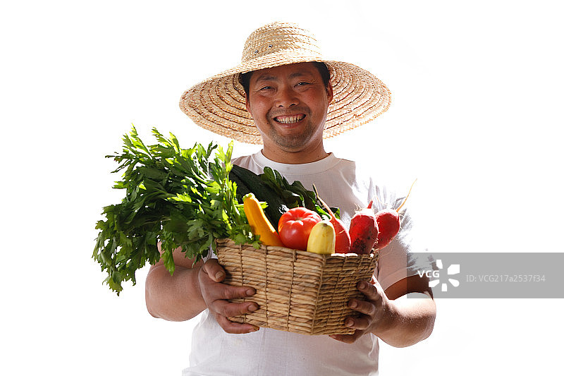 一个农民拿着一筐蔬菜图片素材