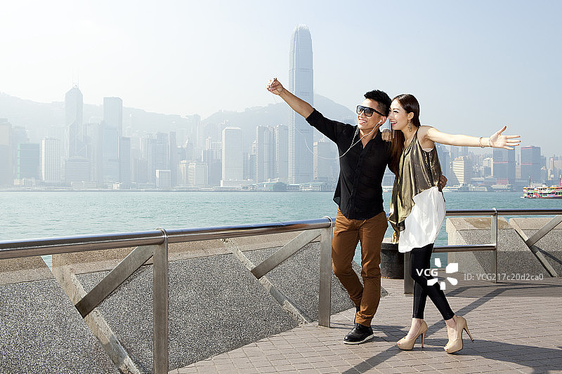 年轻情侣在香港用手机自拍图片素材