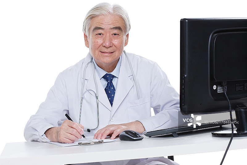 一个老年医生坐在医生办公室图片素材