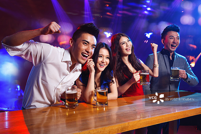 年轻人在酒吧喝酒欢呼图片素材