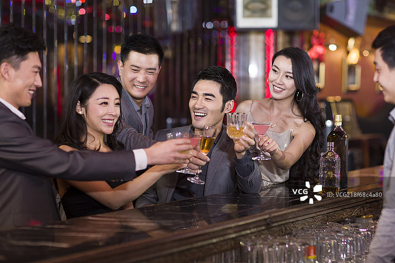 年轻人在酒吧聚会喝酒图片素材