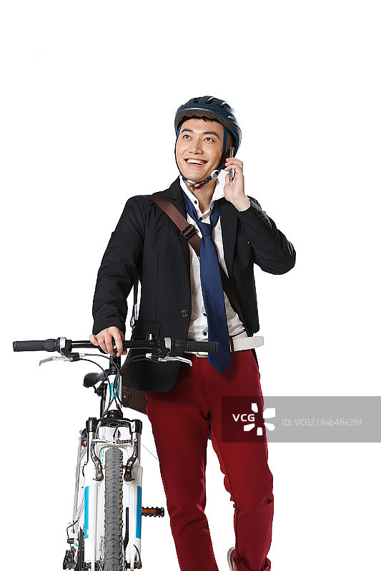 青年男人骑自行车打电话图片素材