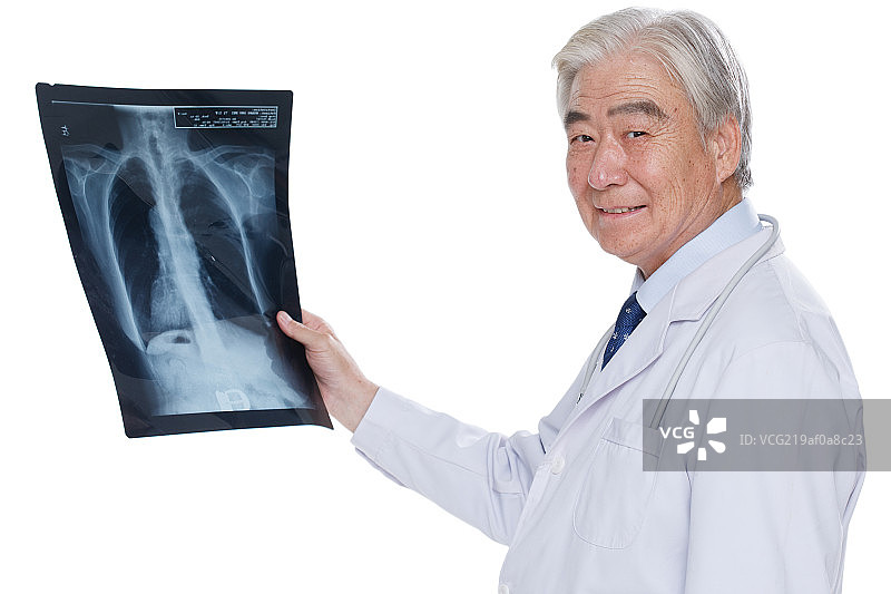 穿着医护服的老年医生拿着X光片图片素材