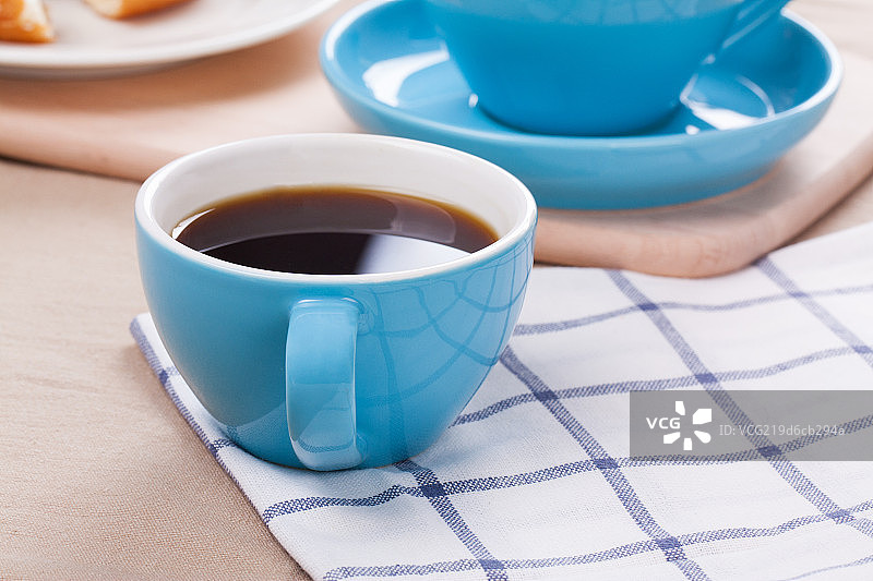 餐桌上的蓝色咖啡杯二图片素材