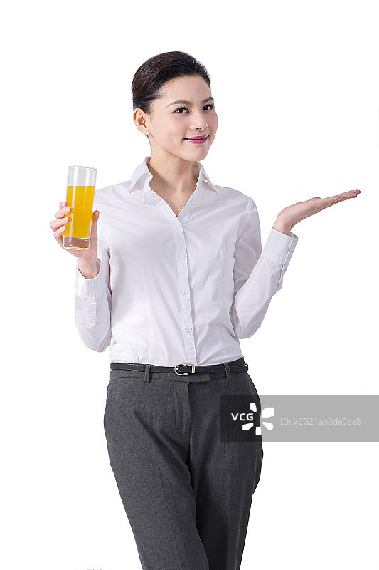 青年商务女士喝橙汁图片素材