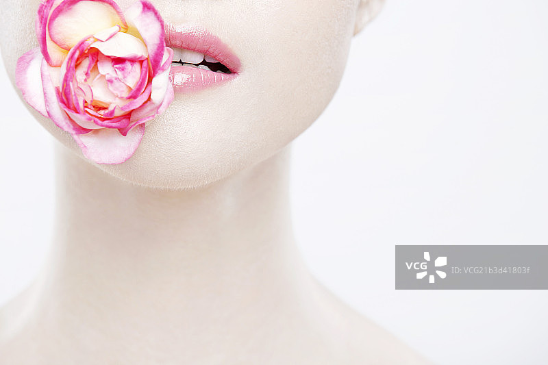 漂亮的东方女性唇部与鲜花图片素材