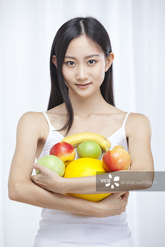 一个拿水果的女孩图片素材