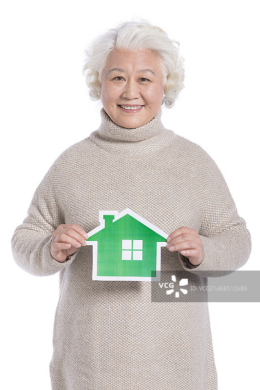 老年女人拿着绿色标志图片素材