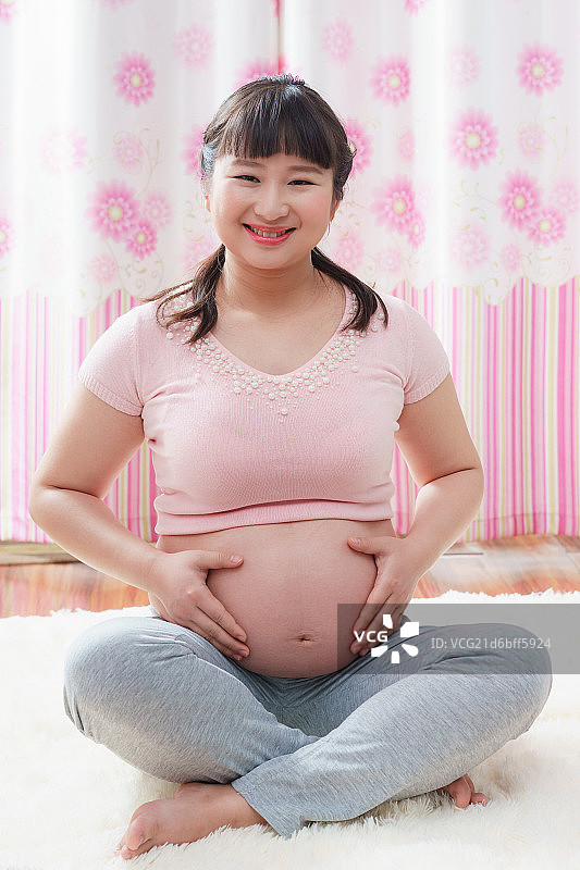 怀孕的东方女人图片素材
