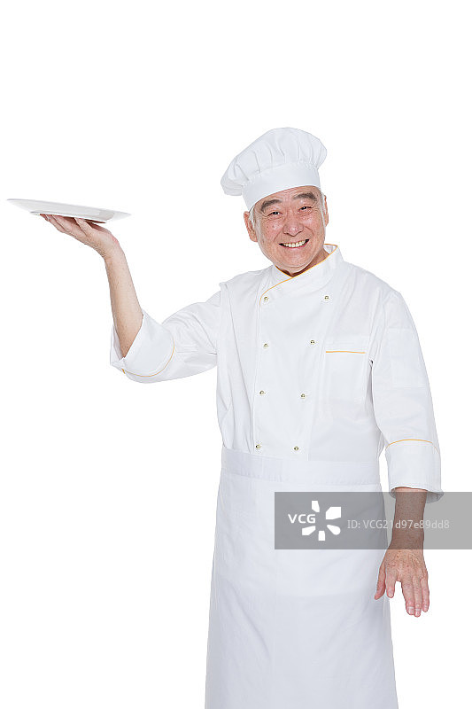 一个穿着厨师服老年男人托着盘子图片素材