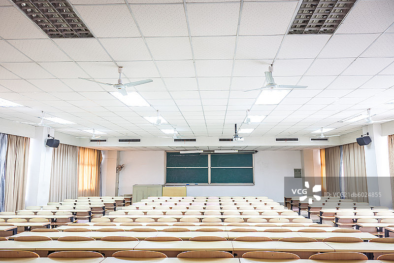 Bright classroom with yellow chairs图片素材