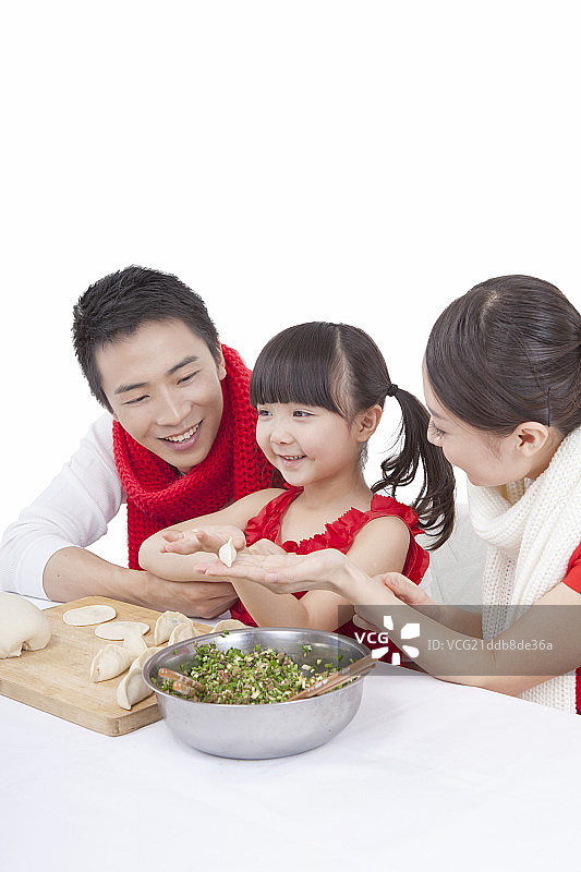 一家三口包饺子庆祝春节图片素材