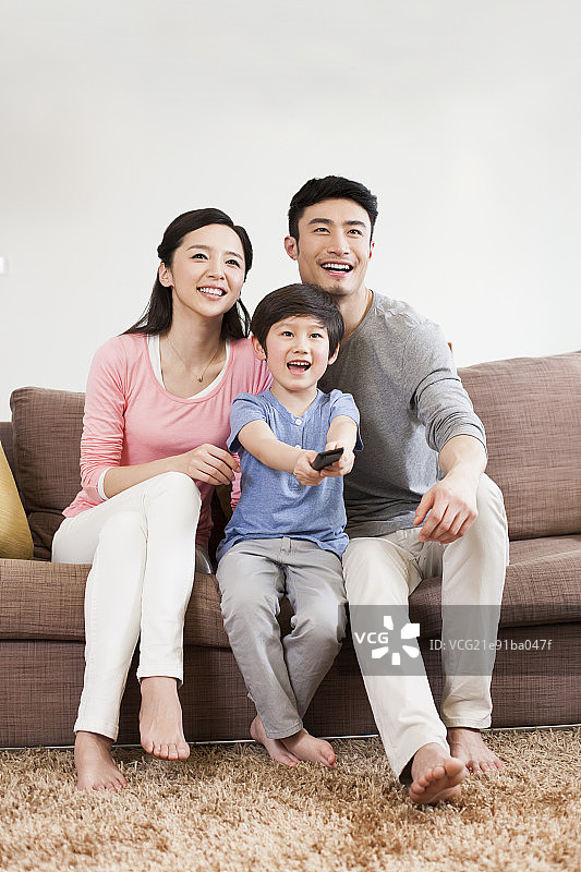 快乐的一家人看电视图片素材