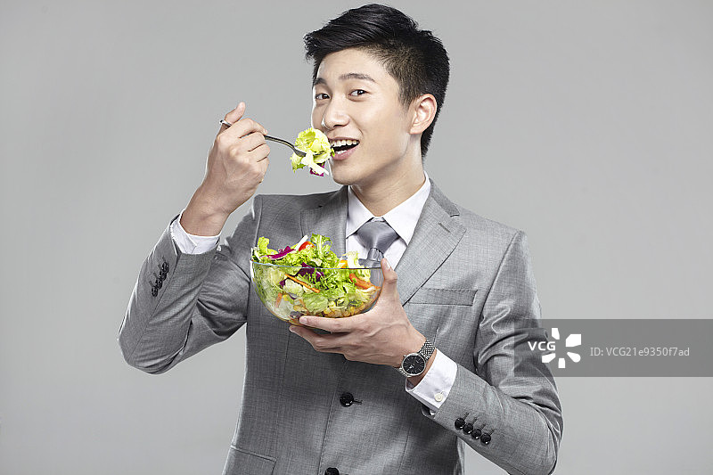 吃蔬菜沙拉的商务男士图片素材