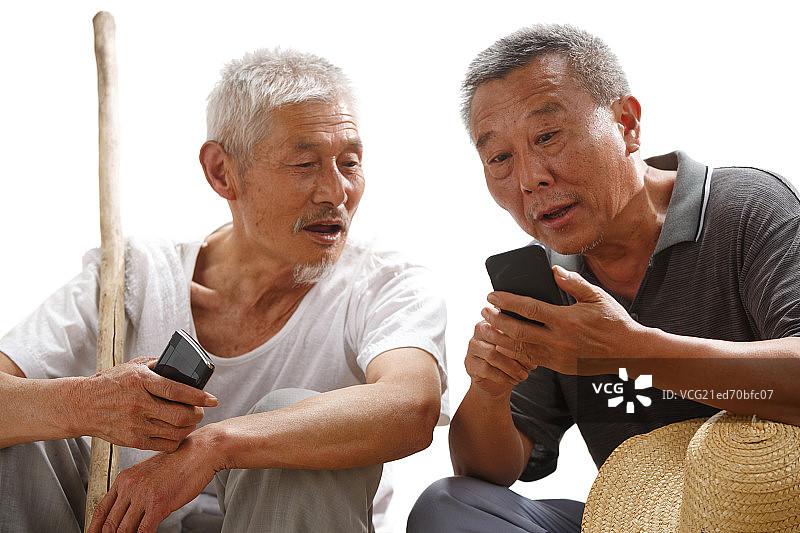 两个农民使用手机图片素材