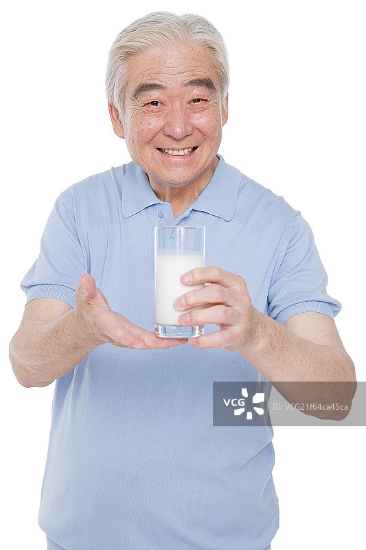 一个老年男人端着牛奶图片素材