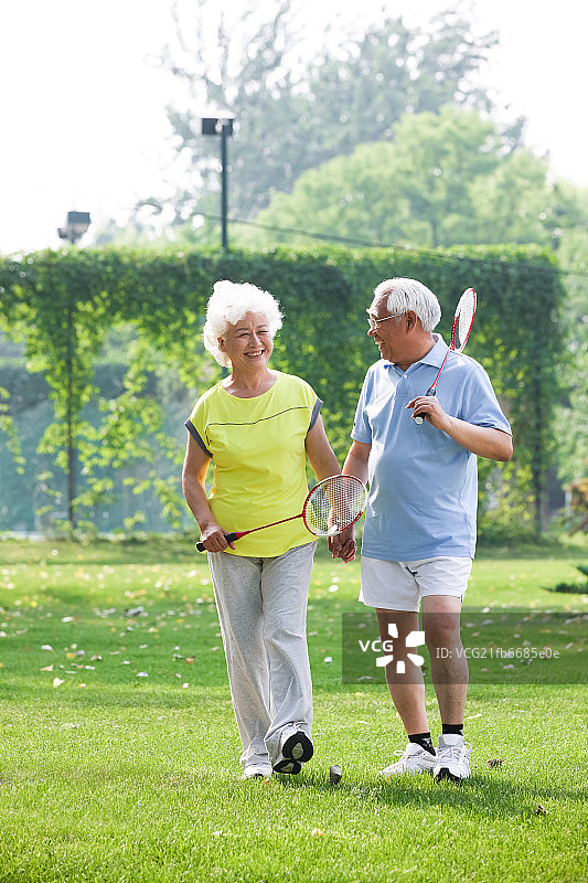 幸福的老年夫妇打羽毛球图片素材